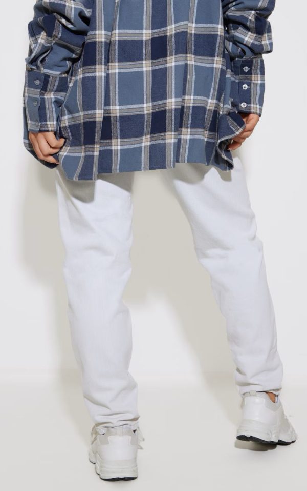 PRETTYLITTLETHING BLEACH WASH MOM JEANS - Image 3