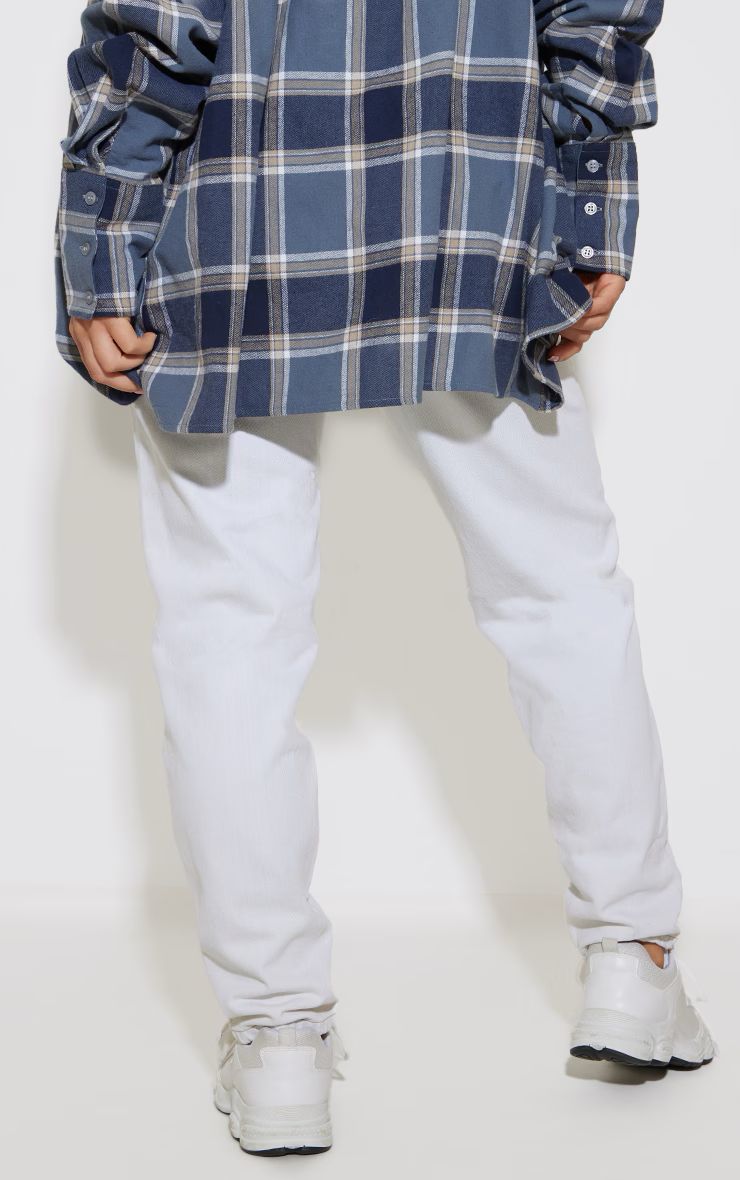PRETTYLITTLETHING BLEACH WASH MOM JEANS - Image 3